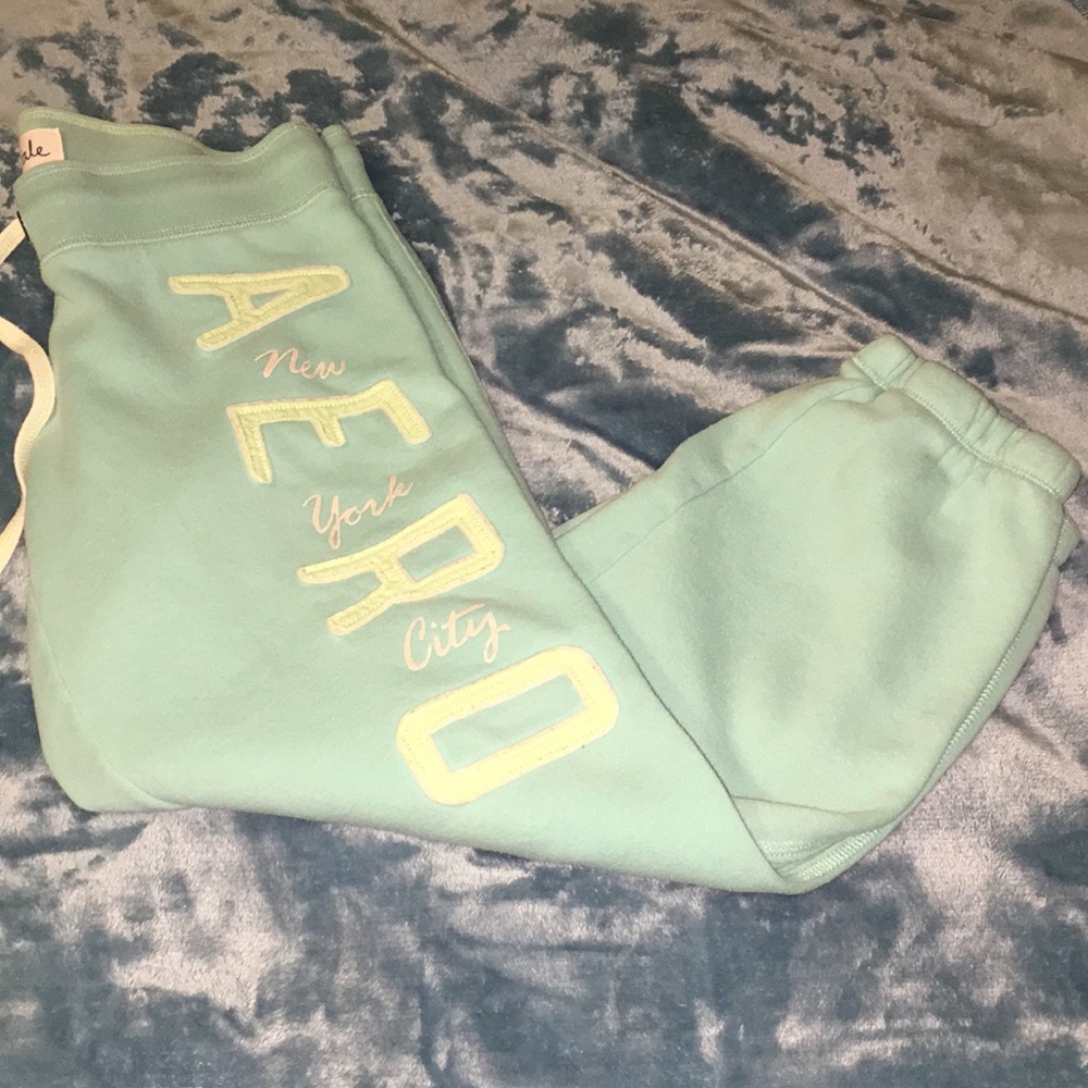 ‼️PRICE DROP‼️•Aeropostale Capri Joggers•